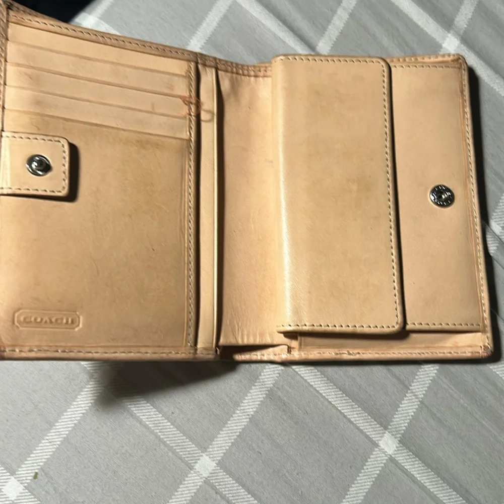 Coach wallet 5’ X 4.’ Nude leather & Signature Logo Fabric.